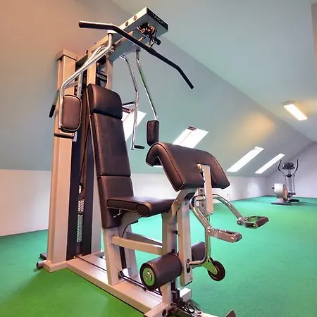 Kyriad Est Mirande 3*