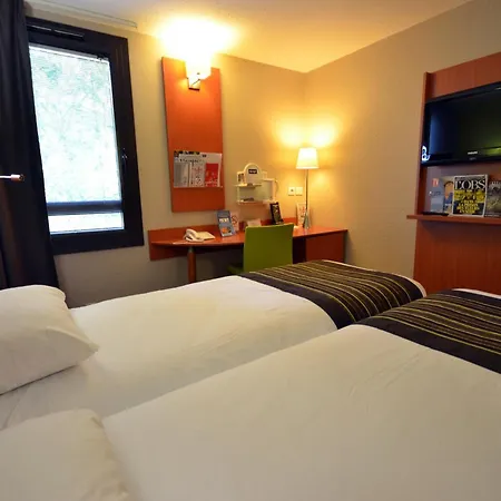 Kyriad Est Mirande 3*