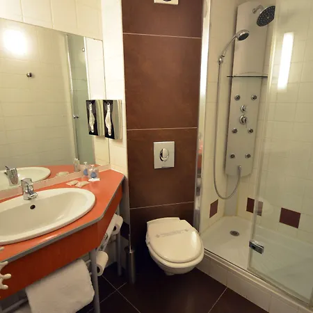 Kyriad Est Mirande Hotel