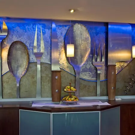 Kyriad Est Mirande Hotel