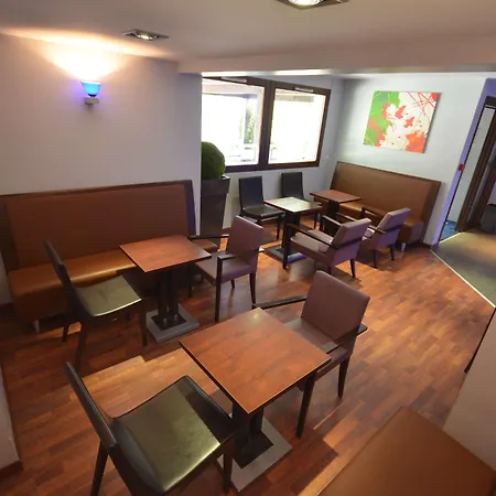 Kyriad Est Mirande 3* Dijon