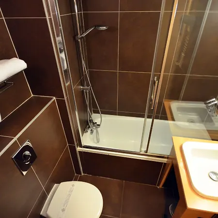 Kyriad Est Mirande 3* Dijon