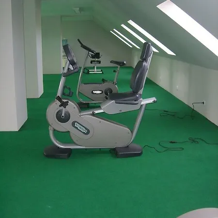 Kyriad Est Mirande Hotel 3*