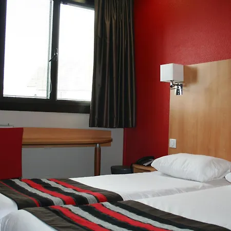 Kyriad Est Mirande Hotell