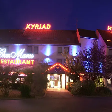 מלון Kyriad Est Mirande