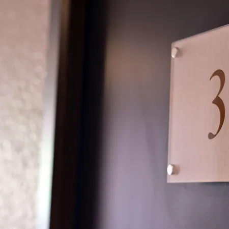 Kyriad Est Mirande 3* דיז'ון