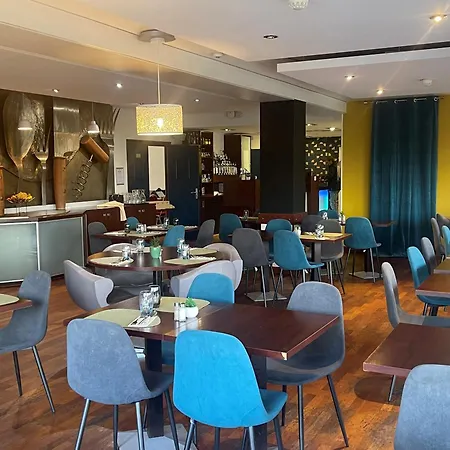 Kyriad Est Mirande 3*