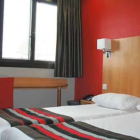 Kyriad Est Mirande Hotel 3*