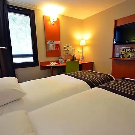 Kyriad Est Mirande Hotel 3*