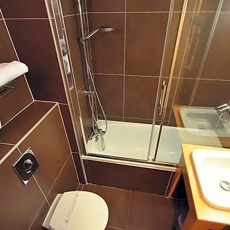 Kyriad Est Mirande Hotel