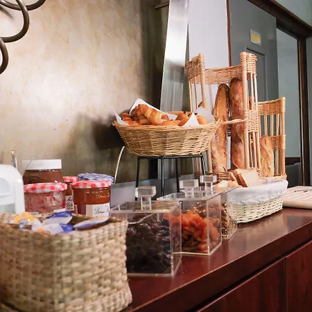 Kyriad Est Mirande Hotell