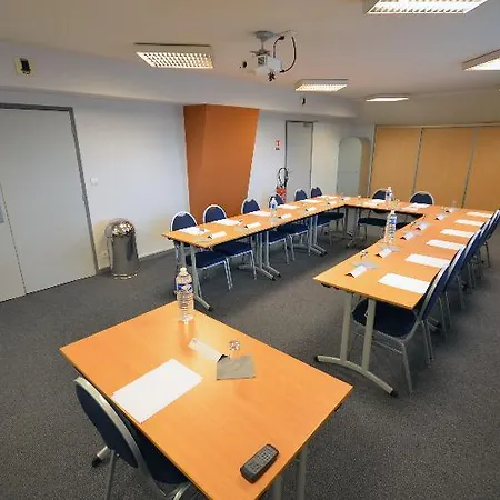 Kyriad Est Mirande מלון דיז'ון