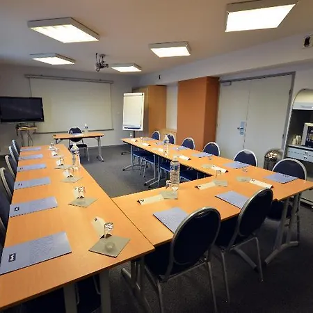 Kyriad Est Mirande Dijon