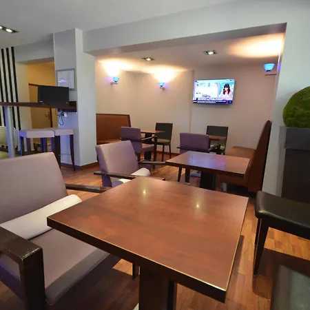 Hotell Kyriad Est Mirande