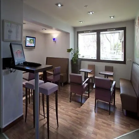 Kyriad Est Mirande Hotel