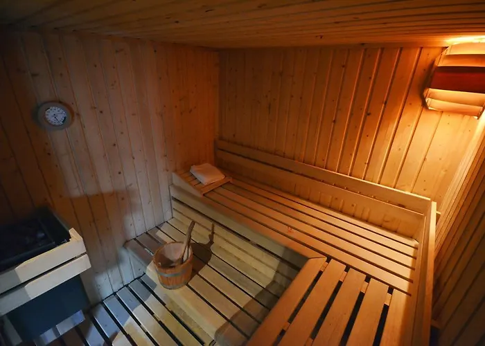 Kyriad Est Mirande Hotel