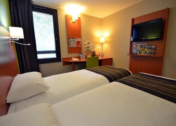 Kyriad Est Mirande 3*