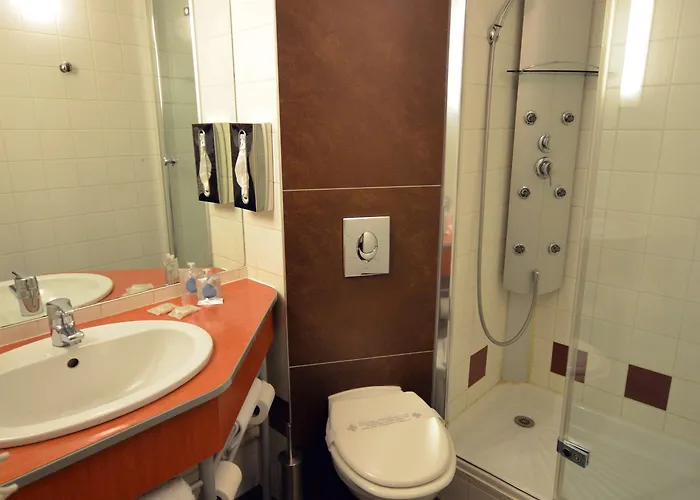 Kyriad Est Mirande Hotel