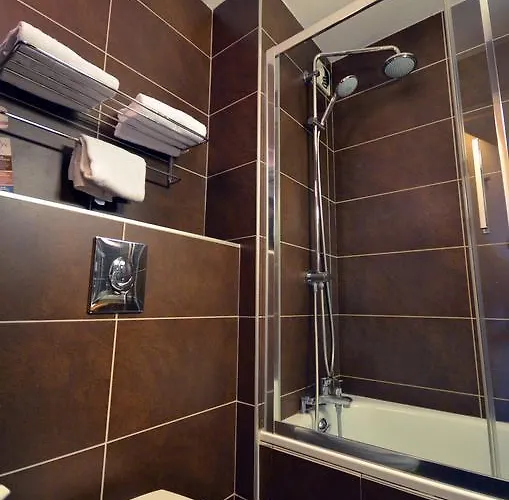 Kyriad Est Mirande Hotel 3*