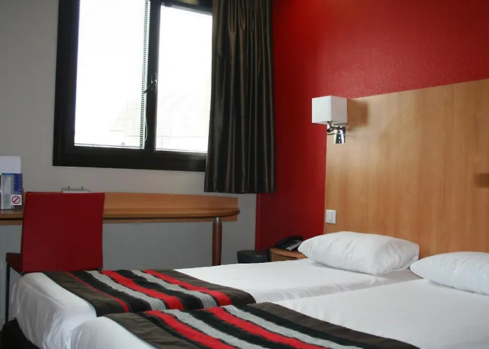 Kyriad Est Mirande Hotel