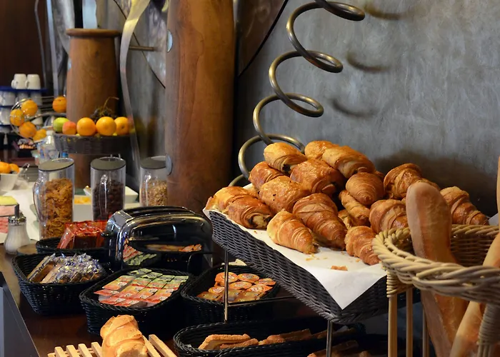 Kyriad Est Mirande Hotel 3*