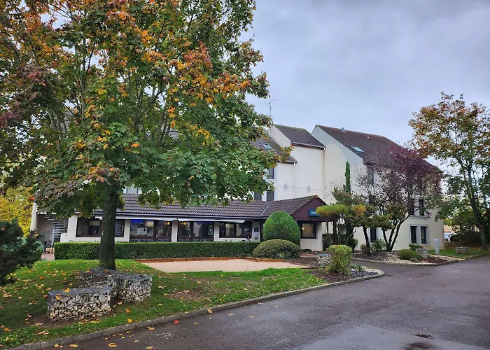 Kyriad Est Mirande 3*