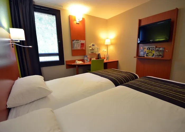 Kyriad Est Mirande Dijon