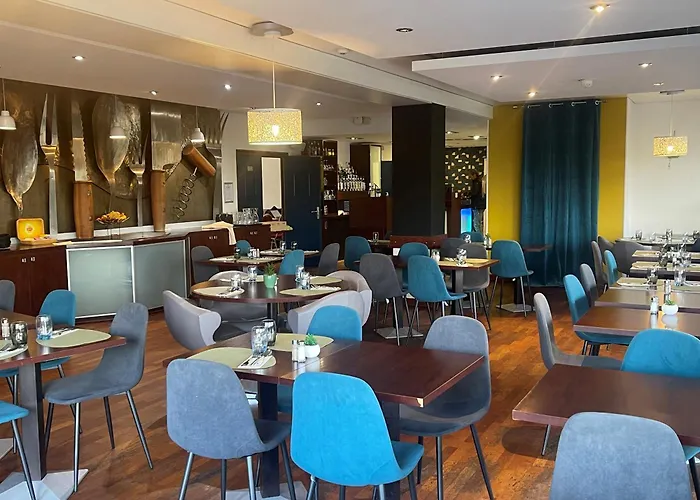 Kyriad Est Mirande 3*