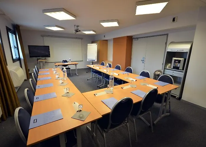 Kyriad Est Mirande Dijon