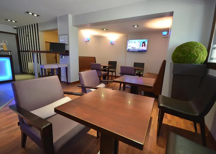 Hotel Kyriad Est Mirande