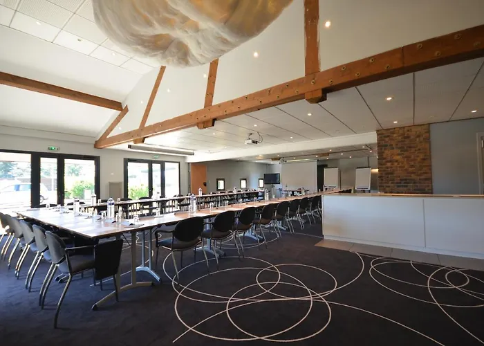 Kyriad Est Mirande Hotel 3*