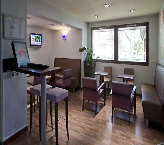 Kyriad Est Mirande Hotel